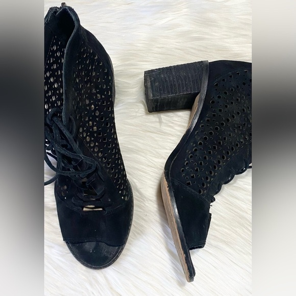 Vince Camuto‎ Trevan Black Suede Perforated Lace Up Heeled Bootie 7.5 - Picture 6 of 11